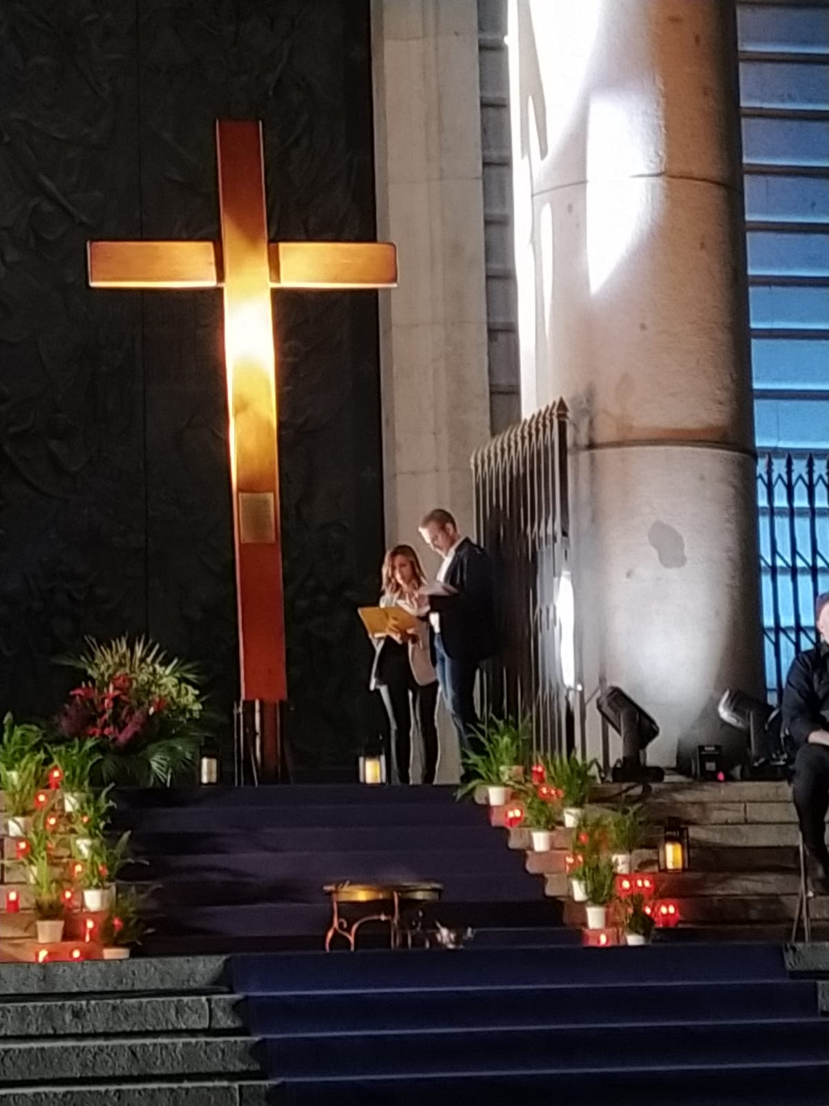  Lev ntate Empieza El Camino Los J venes Con La Cruz De La JMJ 